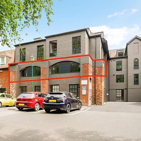 Stylish City Centre Apartment With Sauna Chichester Exterior photo