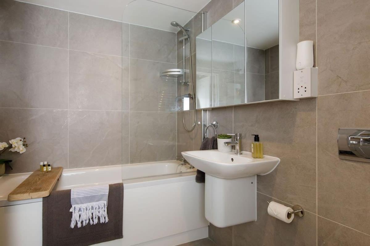 Stylish City Centre Apartment With Sauna Chichester Exterior photo