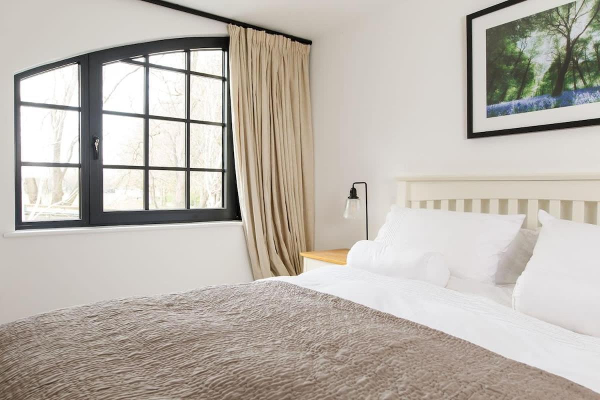 Stylish City Centre Apartment With Sauna Chichester Exterior photo