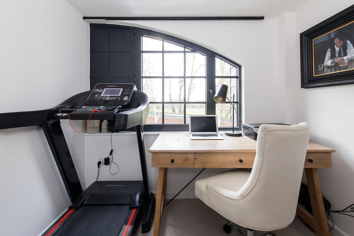 Stylish City Centre Apartment With Sauna Chichester Exterior photo